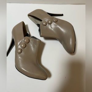 Guess by marciano | women’s heels. Taupe. 8.5